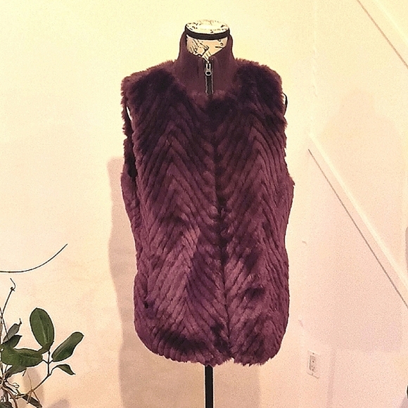 Charlie B Women's Burgundy Faux Fur Vest. Size Medium. Great Condition - Picture 1 of 5